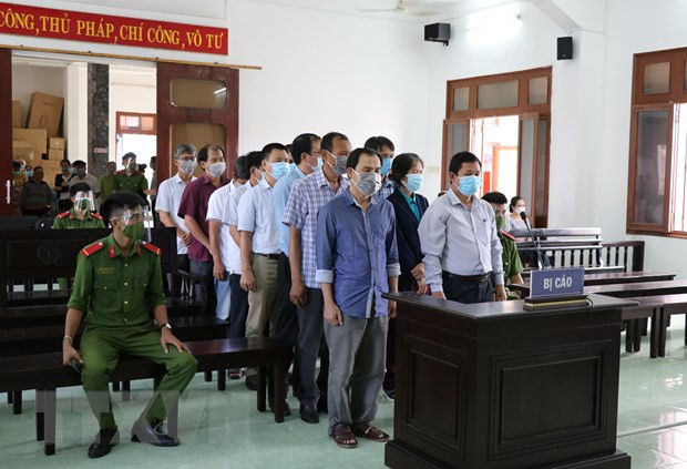  Các bị cáo trong vụ để lộ đề thi công chức tỉnh Phú Yên 2017-2018 trong phiên xử sơ thẩm tại TAND tỉnh Phú Yên. (Ảnh: Phạm Cường/TTXVN)