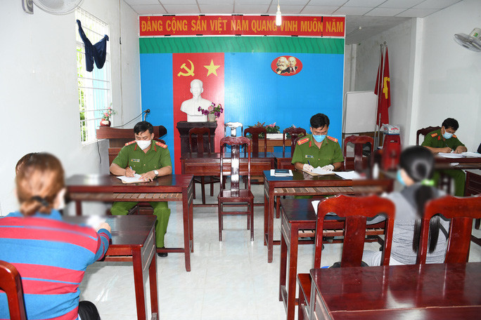 Nhiều hụi viên đến trình báo công an. Ảnh: Công an Trà Vinh Nhiều hụi viên đến trình báo công an. Ảnh: Công an Trà Vinh