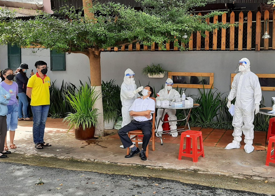 Cơ quan y tế xét nghiệm tầm soát cho người dân P.Tân An, Buôn Ma Thuột trong đợt dịch thứ 4. Ảnh: Trung Chuyên