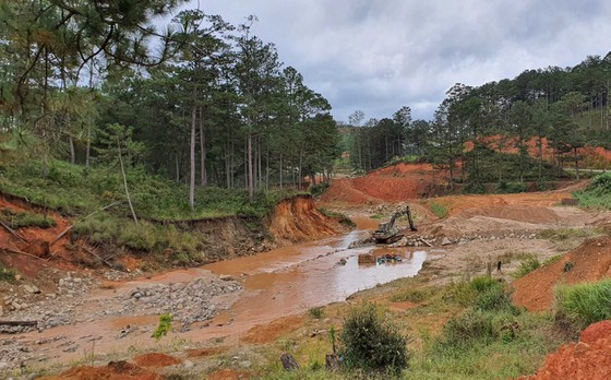 Cách đó không xa, dòng suối bị đổ đất san lấp bề mặt rộng lớn, phía bên trái xuất hiện những vị trí sạt lở. Ảnh: Đoàn Kiên