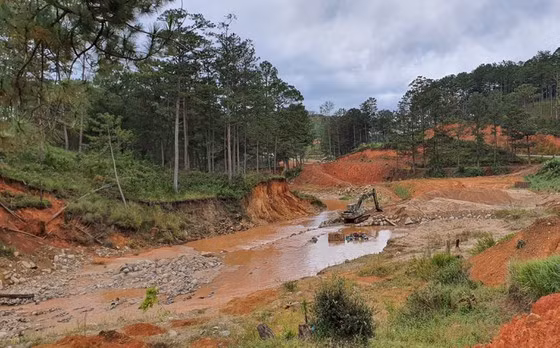 Cách đó không xa, dòng suối bị đổ đất san lấp bề mặt rộng lớn, phía bên trái xuất hiện những vị trí sạt lở. Ảnh: Đoàn Kiên
