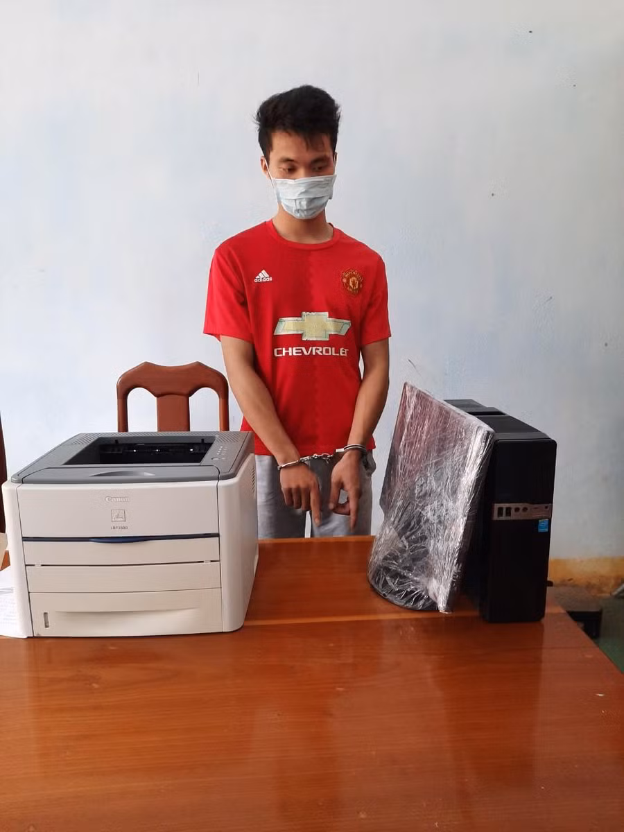 Lý Văn Nguyên cùng tang vật của các vụ án - Ảnh: Thiên Ân