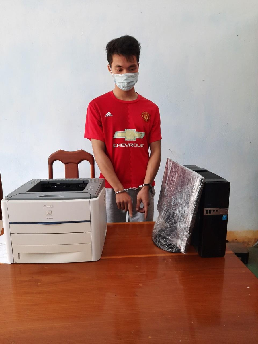 Lý Văn Nguyên cùng tang vật của các vụ án - Ảnh: Thiên Ân