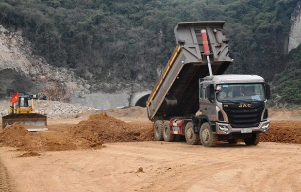 Nhà thầu triển khai thi công một đoạn tuyến cao tốc Bắc-Nam. Ảnh: Việt Hùng/Vietnam+ Nhà thầu triển khai thi công một đoạn tuyến cao tốc Bắc-Nam. Ảnh: Việt Hùng/Vietnam+