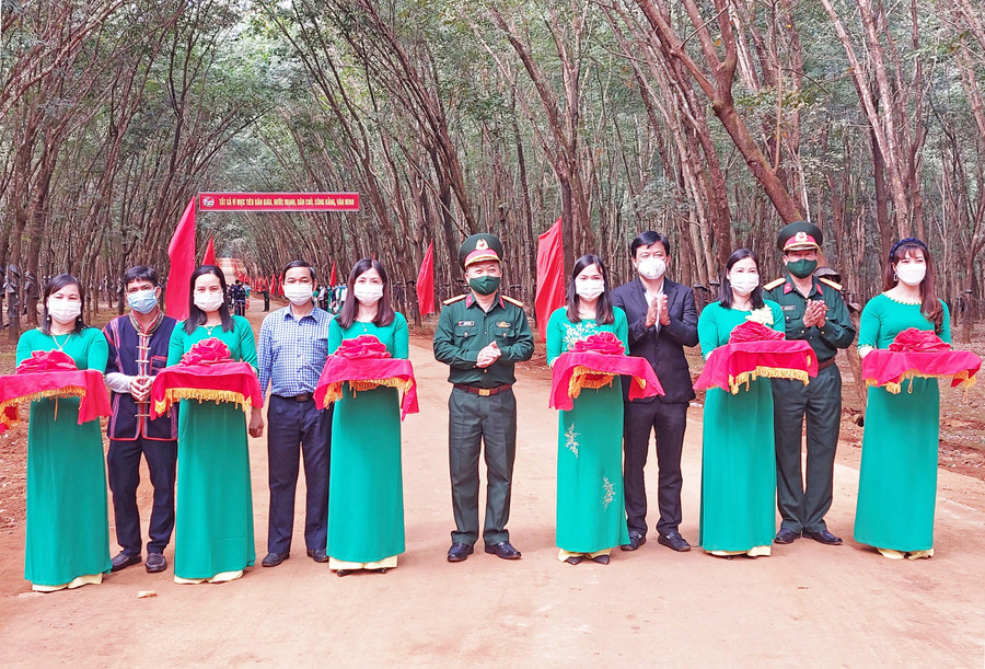 Cắt băng khánh thành tuyến đường. Ảnh: Vĩnh Hoàng