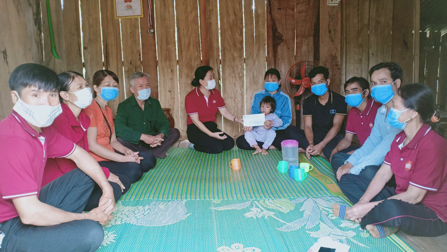  Mặt trận và các đoàn thể thị trấn Kbang trao tiền hỗ trợ xây nhà “Đại đoàn kết” cho hộ nghèo trên địa bàn. Ảnh: Lê Đại
