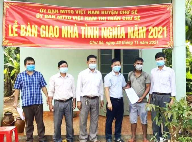 Ủy ban MTTQ Việt Nam huyện Chư Sê bàn giao nhà tình nghĩa cho gia đình ông Kpă Môn (thứ 2 từ phải sang). Ảnh: Hà Tây Ủy ban MTTQ Việt Nam huyện Chư Sê bàn giao nhà tình nghĩa cho gia đình ông Kpă Môn (thứ 2 từ phải sang). Ảnh: Hà Tây