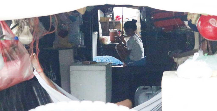 Em Ngọc Anh học trực tuyến trên ghe