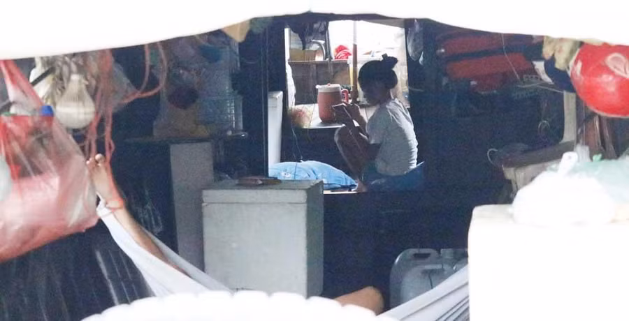 Em Ngọc Anh học trực tuyến trên ghe