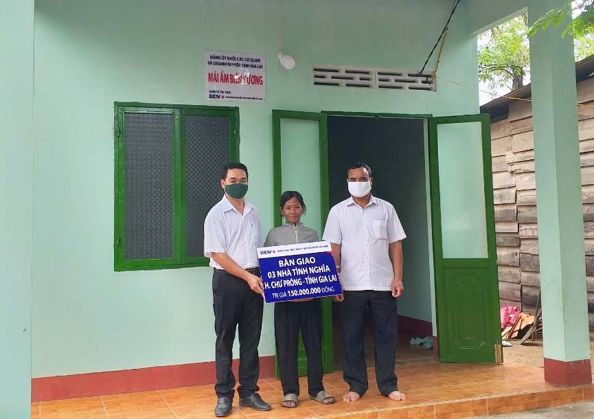 Đại diện chính quyền xã Ia Mơr bàn giao nhà cho bà Gler. Ảnh: Phương Dung