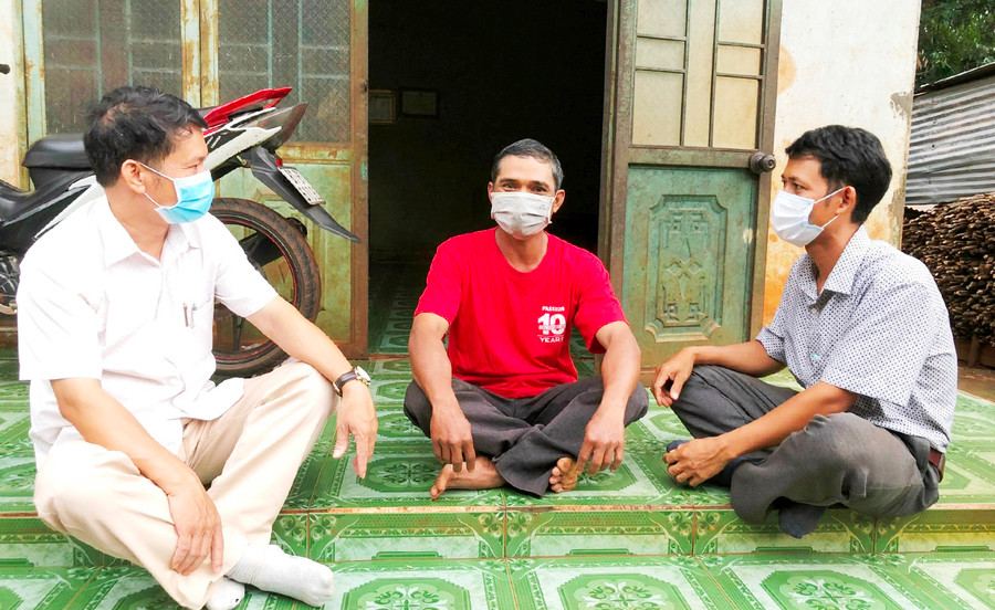 Anh Siu Lêng (bìa phải) cùng Bí thư Đảng ủy xã Ia Hlốp trao đổi kinh nghiệm phát triển sản xuất với người dân. Ảnh: Hà Tây Bí thư Chi bộ kiêm trưởng thôn Siu Lêng (bìa phải) cùng Bí thư Đảng ủy xã Ia Hlốp tuyên truyền hộ nghèo phát triển sản xuất, chăn nuôi. Ảnh: Hà Tây