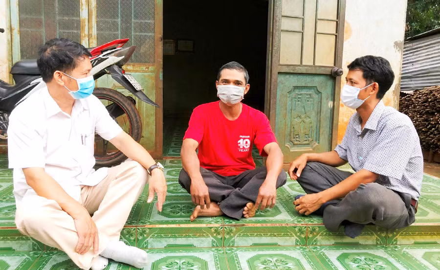 Bí thư Chi bộ kiêm trưởng thôn Siu Lêng (bìa phải) cùng Bí thư Đảng ủy xã Ia Hlốp tuyên truyền hộ nghèo phát triển sản xuất, chăn nuôi. Ảnh: Hà Tây