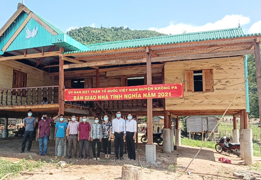 Ủy ban MTTQ Việt Nam huyện Krông Pa bàn giao nhà tình nghĩa cho gia đình bà Kpă H'Pe (xã Đất Bằng). Ảnh: Lê Đại Ủy ban MTTQ Việt Nam huyện Krông Pa bàn giao nhà tình nghĩa cho gia đình bà Kpă HPe (xã Đất Bằng). Ảnh: Lê Đại