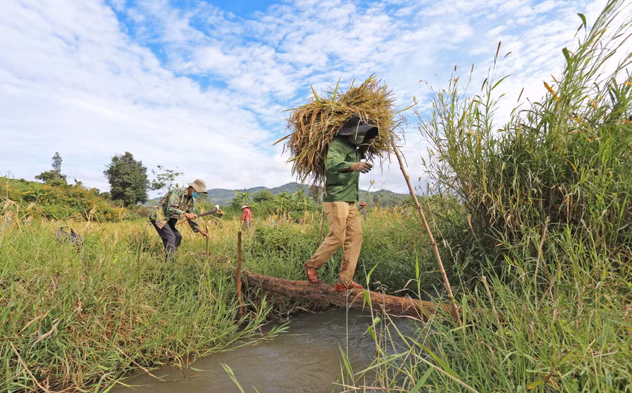 Bà con xã Nam Yang không quản ngại khó khăn để hỗ trợ người dân xã Hà Bầu