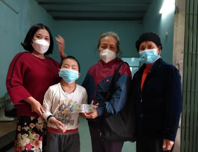 Dù dịch bệnh nhưng bà Thuận vẫn tranh thủ đến trao quà cho những người có hoàn cảnh khó khăn.