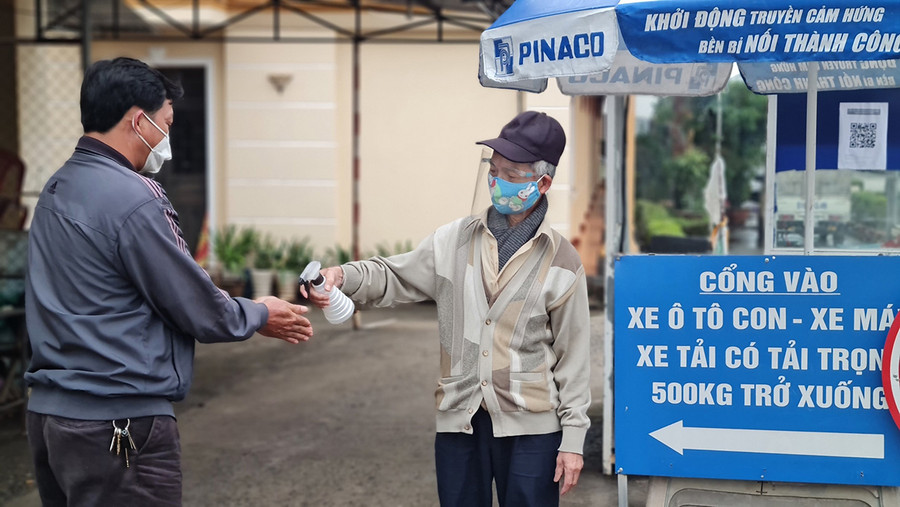 Đơn vị vận tải phải chấp hành nghiêm các quy định của địa phương, ngành chức năng về kiểm soát dịch bệnh. Ảnh: Bá Bính