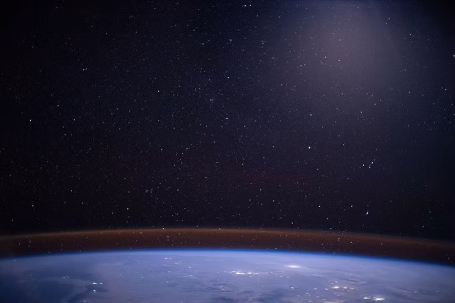 Bầu khí quyển chính là câu trả lời. Ảnh: NASA