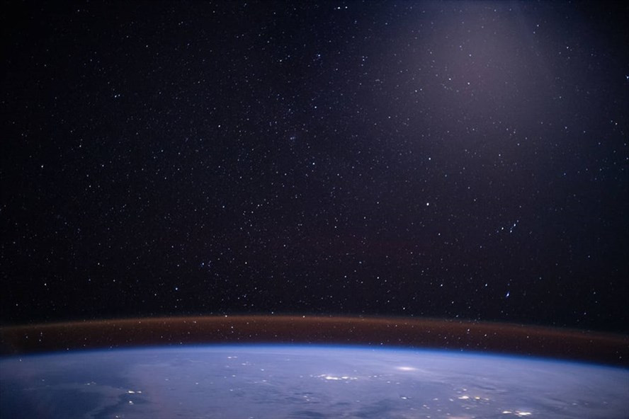 Bầu khí quyển chính là câu trả lời. Ảnh: NASA