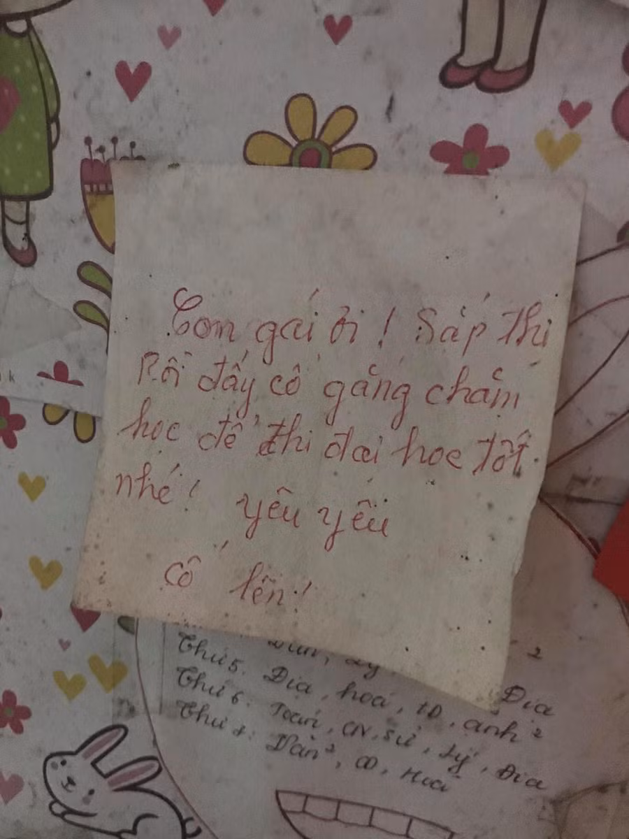 Mẩu giấy chúc con gái thi tốt được bạn Minh Xoan cất giữ cẩn thận 4 năm qua. Ảnh: NVCC