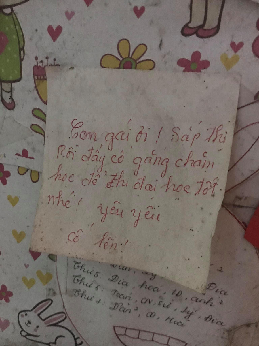 Mẩu giấy chúc con gái thi tốt được bạn Minh Xoan cất giữ cẩn thận 4 năm qua. Ảnh: NVCC