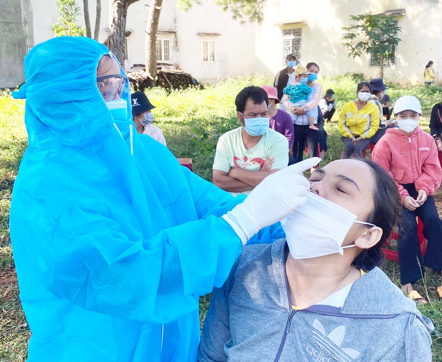 Lực lượng chức năng lấy mẫu xét nghiệm cho người dân xã Hà Bầu (huyện Đak Đoa). Ảnh: Như Nguyện