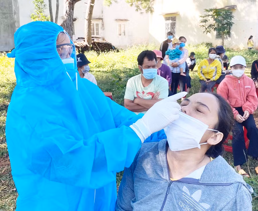 Lực lượng chức năng lấy mẫu xét nghiệm cho người dân xã Hà Bầu (huyện Đak Đoa). Ảnh: Như Nguyện