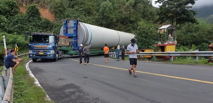 Chiếc xe chở thiết bị điện gió chắn ngang đường trên đèo Phượng Hoàng. Ảnh: Trung Trần