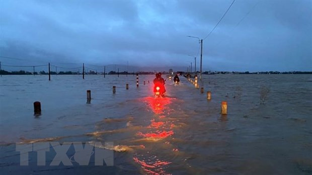 Tuyến đường ĐT640 từ huyện Tuy Phước đi huyện Phù Cát (Bình Định) bị ngập lụt, chia cắt, giao thông đi lại gặp khó khăn. (Ảnh: Tường Quân/TTXVN) Tuyến đường ĐT640 từ huyện Tuy Phước đi huyện Phù Cát (Bình Định) bị ngập lụt, chia cắt, giao thông đi lại gặp khó khăn. (Ảnh: Tường Quân/TTXVN)