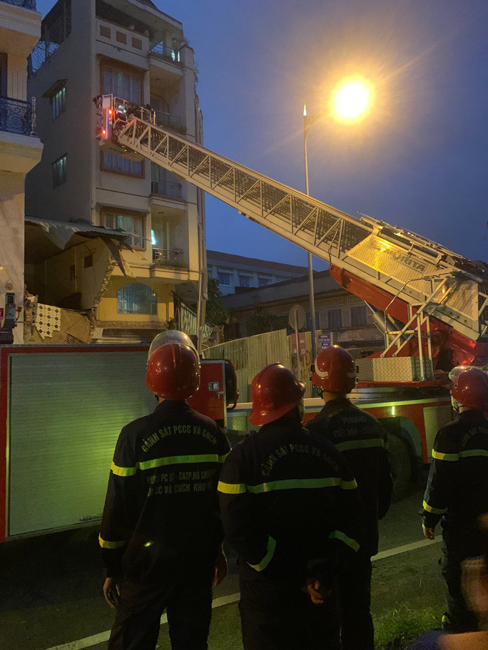 Lực lượng cứu nạn giải cứu người mắc kẹt trên lầu 2