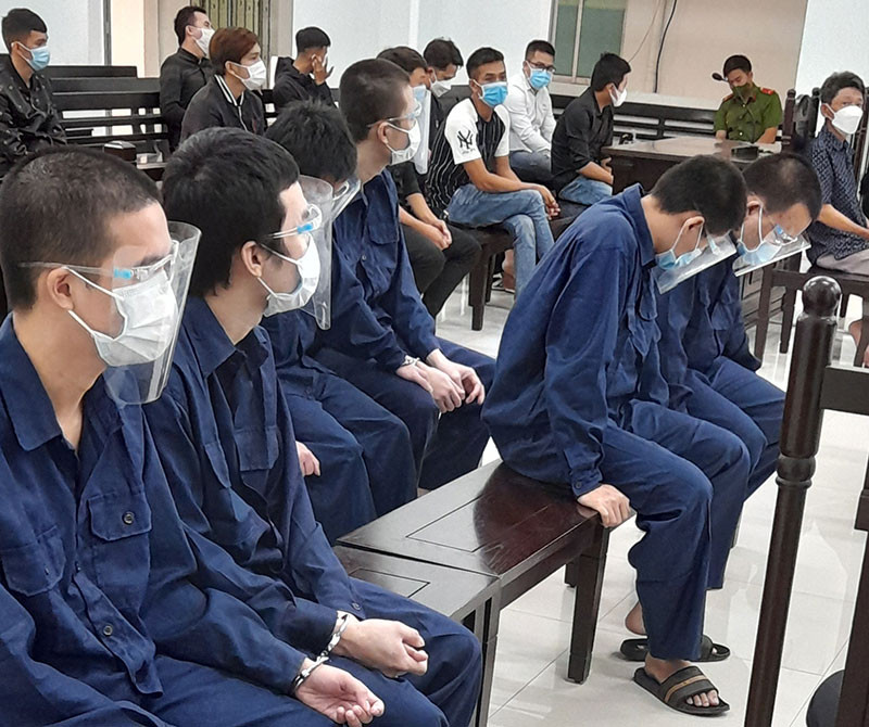 Bị cáo Út, Kha, Thảo, Phăng, Thi, An trước tòa. Bị cáo Út, Kha, Thảo, Phăng, Thi, An trước tòa.