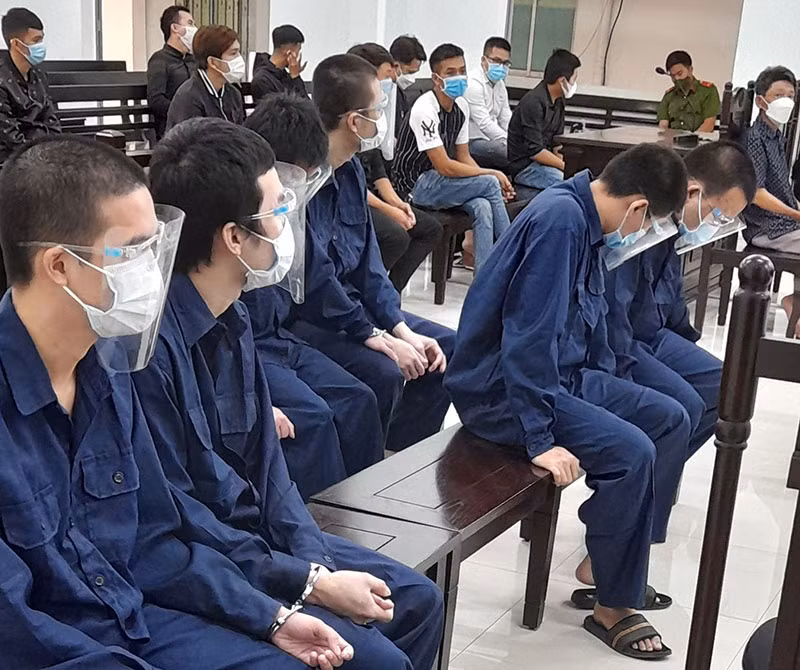 Bị cáo Út, Kha, Thảo, Phăng, Thi, An trước tòa. Bị cáo Út, Kha, Thảo, Phăng, Thi, An trước tòa.