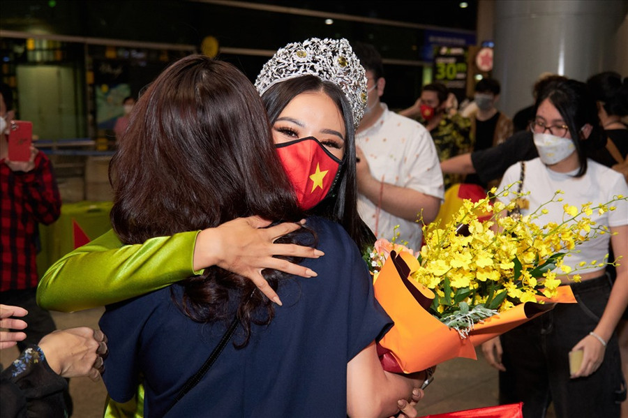 “Duyên rất vui và xúc động vì nhận được tình cảm của tất cả mọi người. Hiện tại ở đây, Duyên cảm thấy như được tiếp thêm 200% tự tin bởi sự cổ vũ nồng nhiệt và tin tưởng của những người yêu thương mình. Duyên sẽ luôn giữ tinh thần thoải mái và trạng thái tốt nhất để chinh phục ngôi vị cao nhất“, Á hậu Kim Duyên xúc động nói. Ảnh: Sang Đào