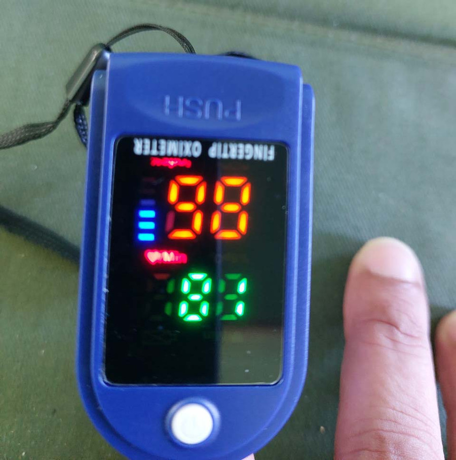 Người đi cách ly cần mang theo máy đo nồng độ oxy trong máu. Ảnh: Vĩnh Hoàng