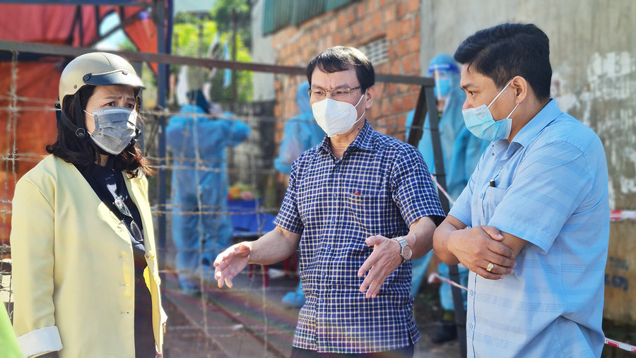 Bí thư Thành ủy Pleiku Trịnh Duy Thuân (ở giữa) kiểm tra công tác phòng-chống dịch tại điểm phong tỏa làng Pleiku Roh (phường Yên Đỗ, TP. Pleiku). Ảnh: Bá Bính Bí thư Thành ủy Pleiku Trịnh Duy Thuân (ở giữa) kiểm tra công tác phòng-chống dịch tại điểm phong tỏa thôn Pleiku Roh (phường Yên Đổ, TP. Pleiku). Ảnh: Bá Bính
