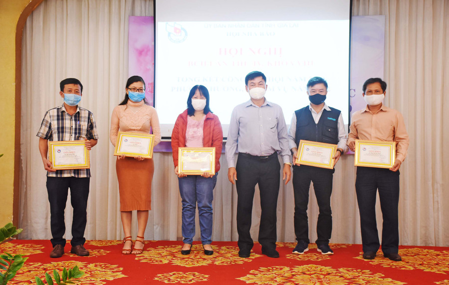 Nhà báo Huỳnh Kiên-Chủ tịch Hội Nhà báo tỉnh, Tổng Biên tập Báo Gia Lai tặng giấy khen của Hội Nhà báo tỉnh cho các cá nhân, tập thể có thành tích xuất sắc trong công tác Hội năm 2021. Ảnh: Lam Nguyên