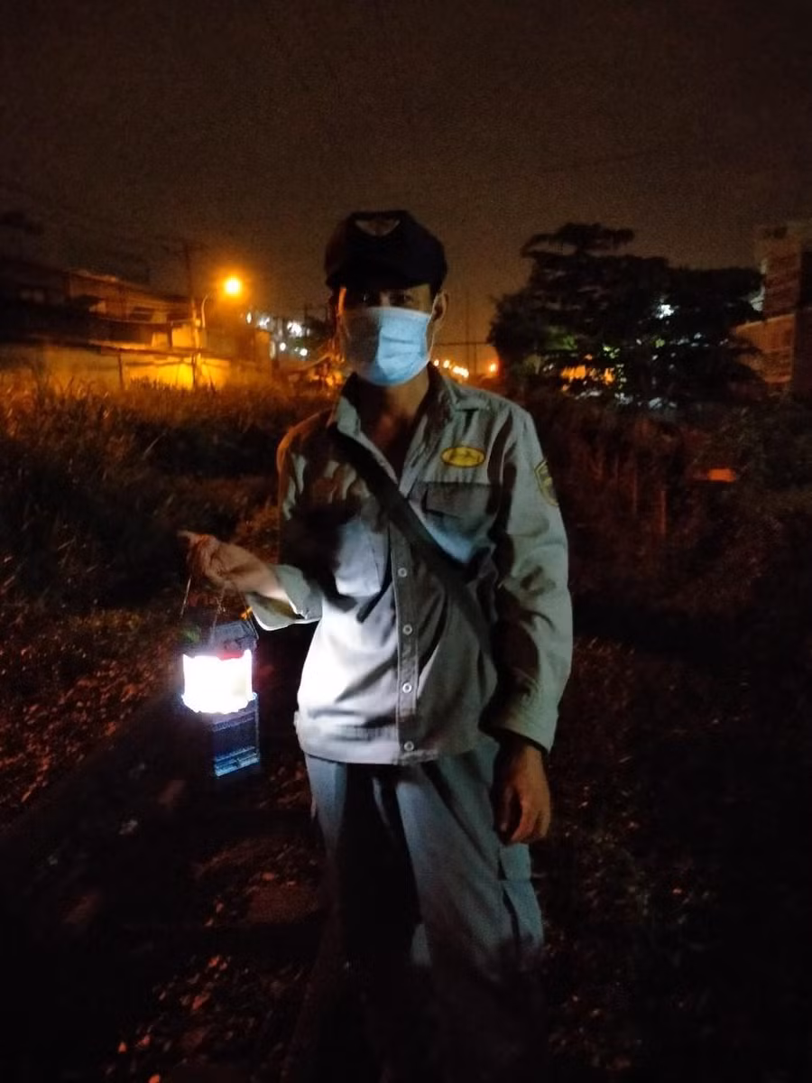 Anh Phan Đình Dũng tuần đường tàu ca đêm Anh Phan Đình Dũng tuần đường tàu ca đêm