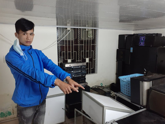 Đối tượng Võ Đình Chiêu tại hiện trường vụ việc. Ảnh: CACC Đối tượng Võ Đình Chiêu tại hiện trường vụ việc. Ảnh: CACC