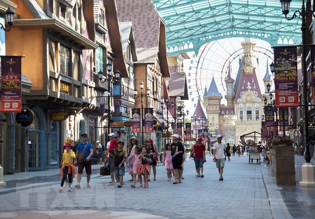 Du khách dạo chơi trên Đại lộ châu Âu tại công viên chủ đề trên Đảo Ngọc, Phú Quốc. Ảnh: Hồng Đạt/TTXVN