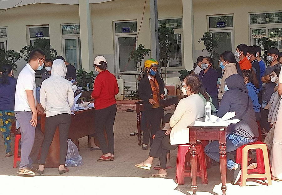 Người dân chen chúc nhau chờ tiêm vắc xin Covid-19 tại Trung tâm y tế TP.Buôn Ma Thuột trưa 1.11. Ảnh: Hoàng Bình