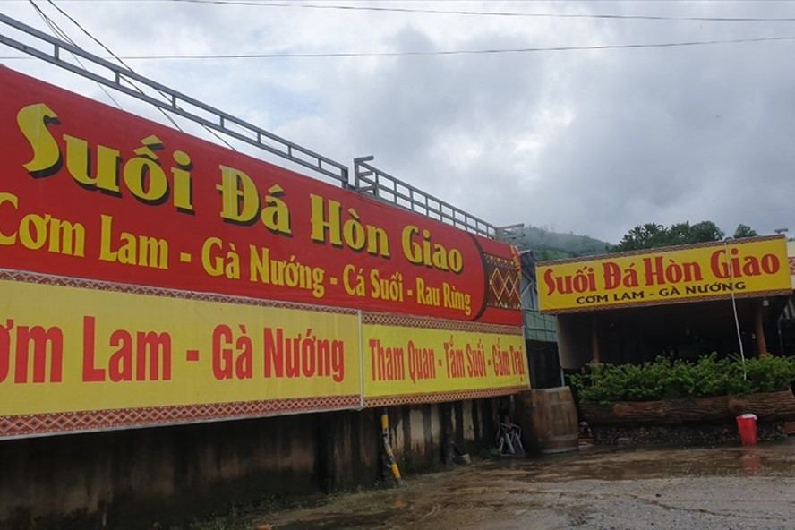 Trạm dừng Suối đá Hòn Giao xây dựng nhiều công trình không phép trên tuyến Quốc lộ 27C. Ảnh CC