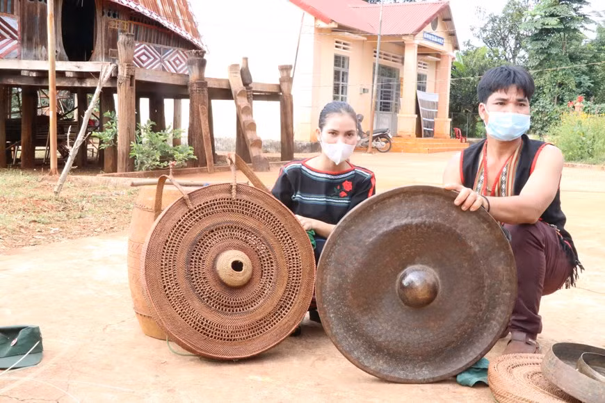 Thanh niên làng Mít Jep, xã Ia O (Ia Grai, Gia Lai) đan áo cho cồng, chiêng. (Ảnh: Hồng Điệp/TTXVN) Thanh niên làng Mít Jep, xã Ia O (Ia Grai, Gia Lai) đan áo cho cồng, chiêng. (Ảnh: Hồng Điệp/TTXVN)