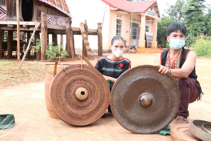 Thanh niên làng Mít Jep, xã Ia O (Ia Grai, Gia Lai) đan áo cho cồng, chiêng. (Ảnh: Hồng Điệp/TTXVN) Thanh niên làng Mít Jep, xã Ia O (Ia Grai, Gia Lai) đan áo cho cồng, chiêng. (Ảnh: Hồng Điệp/TTXVN)