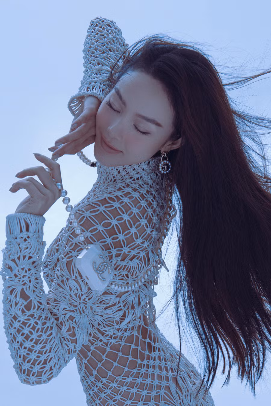 Có thể thấy, Minh Hằng khá mạo hiểm trong việc chọn thiết kế có chi tiết kết khối 3D và để lộ nhiều phần da thịt. Thiết kế này giúp người mặc gần như phô diễn được hết đường cong cơ thể hấp dẫn. Ảnh: Huỳnh Trí Nghĩa 