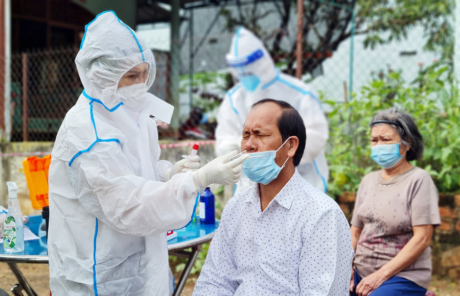 1 Nhân viên y tế Trung tâm Y tế TP. Pleiku lấy mẫu xét nghiệm người dân tại hẻm 218 Trần Quý Cáp (phường Yên Đổ, TP. Pleiku). Ảnh Bá Bính.jpg