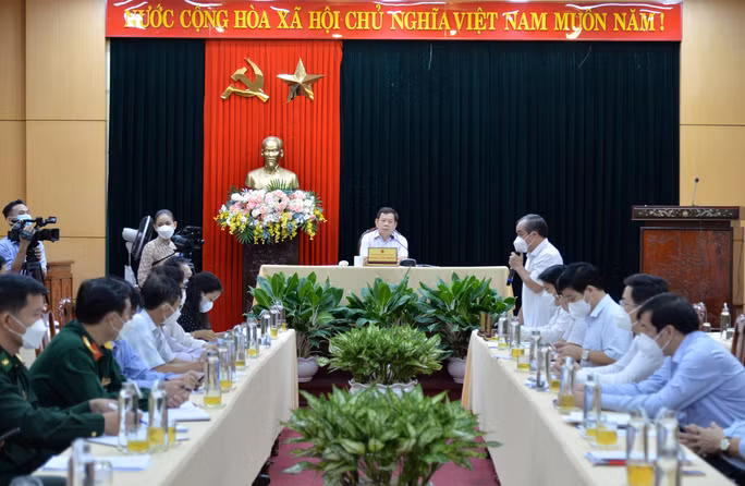 Cuộc họp tại UBND tỉnh sáng 22-11. Ảnh: T.Trực