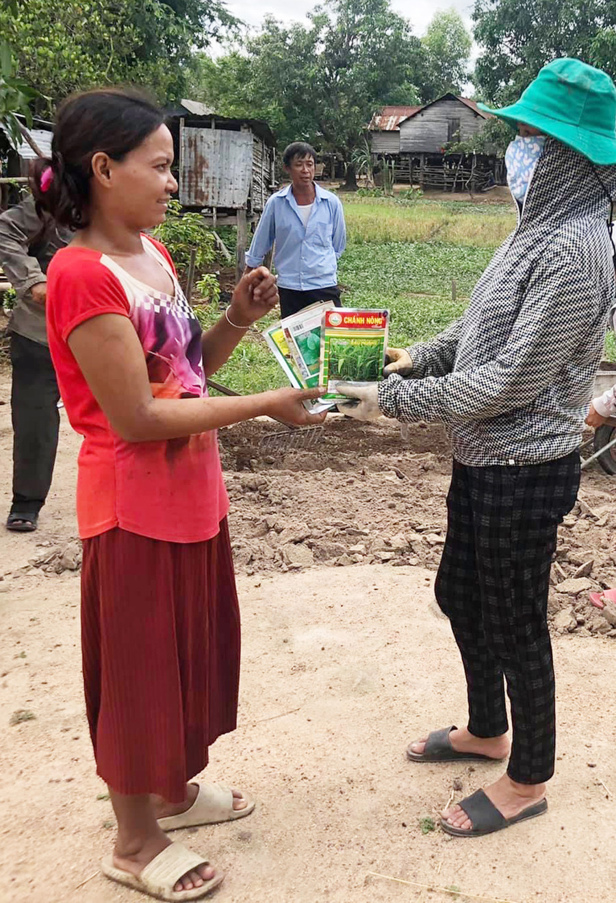 Hội Nông dân xã Ia Hiao trao hạt giống rau cho hội viên buôn Mi Hoan để xây dựng mô hình vườn rau thân thiện. Ảnh: Vũ Chi