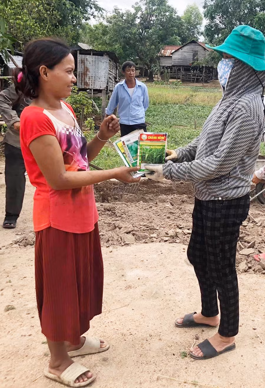 Hội Nông dân xã Ia Hiao trao hạt giống rau cho hội viên buôn Mi Hoan để xây dựng mô hình vườn rau thân thiện. Ảnh: Vũ Chi