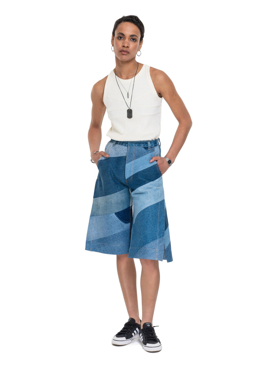 Xu hướng chắp vá ngày càng được ưa chuộng, đặc biệt với chất liệu denim. Kiểu quần jeans lửng lưng cao này được tái chế từ chiếc quần shorts Bermudas, phối màu chắp vá theo đường chéo.