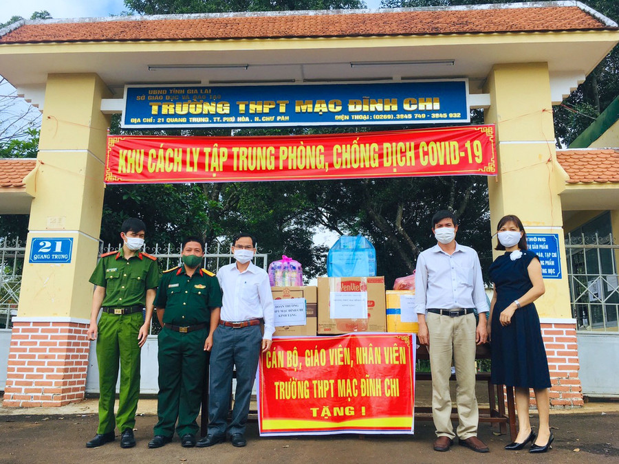Công đoàn cơ sở Trường THPT Mạc Đĩnh Chi (huyện Chư Păh) thăm, hỗ trợ nhu yếu phẩm cho khu cách ly tập trung phòng-chống dịch Covid-19. Ảnh: Mộc Trà