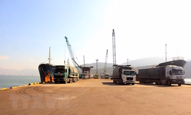 Xe vận chuyển hàng hóa tại Cảng Quy Nhơn. Ảnh: Nguyên Linh/TTXVN